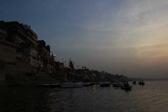 paseo en barca al amanecer por el rio ganges en varanasi