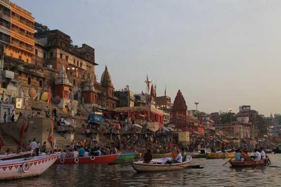 paseo en barca al amanecer por el rio ganges en varanasi
